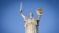 Ukraina sedang mempercepat upaya untuk menghapus sisa-sisa pengaruh Soviet dan Rusia selama berabad-abad dari ruang publik di tengah invasi Rusia ke Ukraina.  