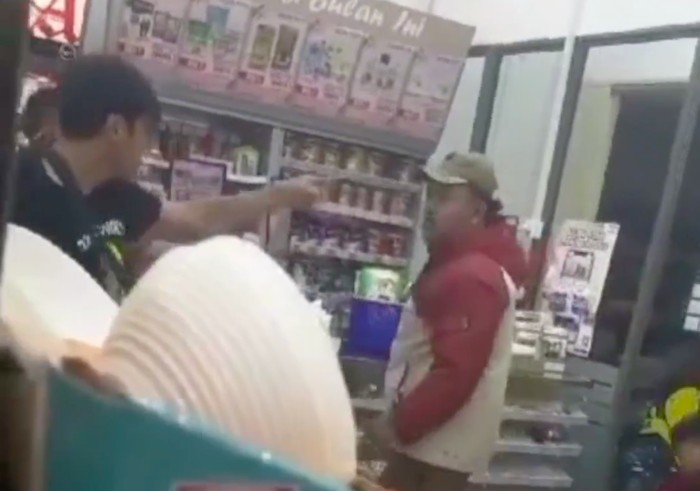 Video atlet MMA, Rudy Agustian alias Rudy Golden Boy, cekcok dengan 2 pemuda di sebuah minimarket di kawasan Tangerang, viral di medsos. (Tangkapan layar video viral)