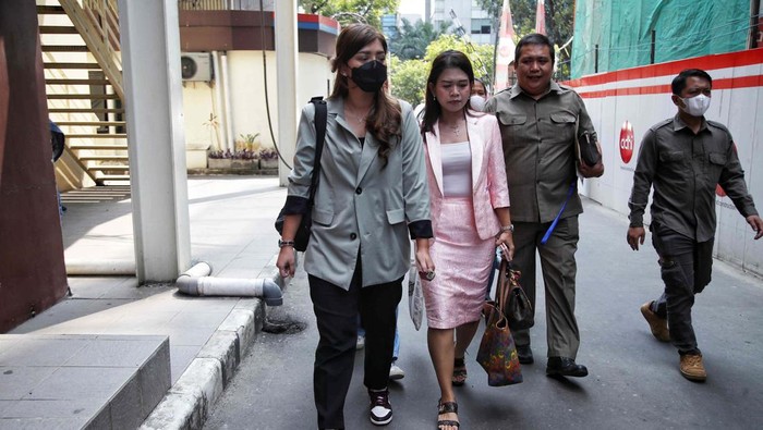 Selebgram Pratiwi Noviyanthi datangi Mabes Polri, Jakarta. Pratiwi melaporkan kasus penjemputan paksa bayi-bayi di yayasannya oleh Dinsos Tangerang.