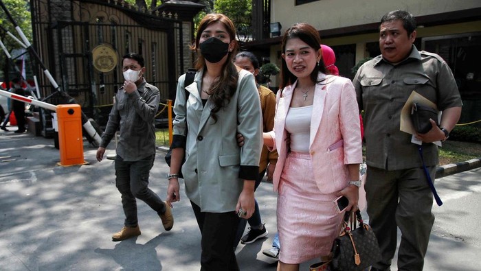 Selebgram Pratiwi Noviyanthi datangi Mabes Polri, Jakarta. Pratiwi melaporkan kasus penjemputan paksa bayi-bayi di yayasannya oleh Dinsos Tangerang.