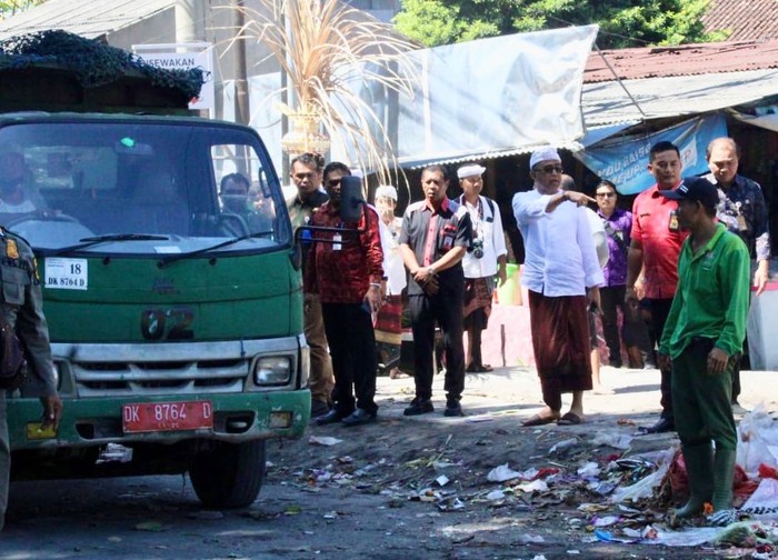 Wali Kota Denpasar I Gusti Ngurah Jaya Negara meninjau penanganan luberan sampah TPS Gunung Agung, Denpasar Barat. (Pemkot Denpasar)