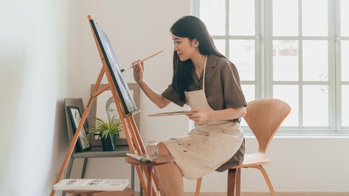 Ilustrasi wanita melukis