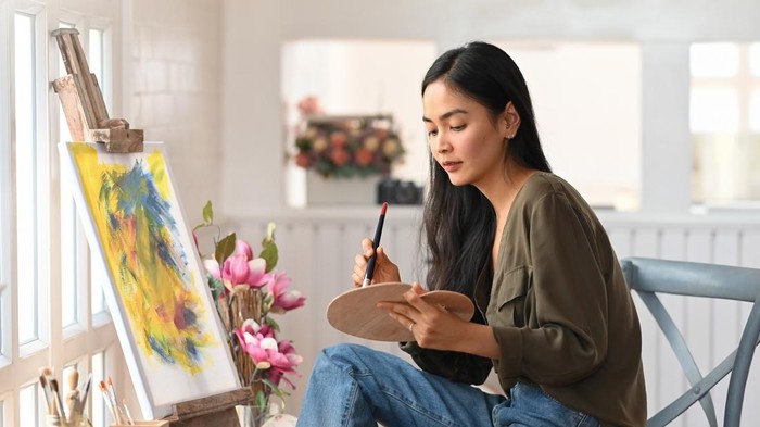 Ilustrasi wanita melukis