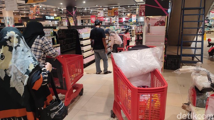 Warga berbelanja saat program Full Day Sale di Transmart Semarang, Selasa (8/8/2023).