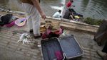Warga China Ramai-ramai Cuci Koper Usai Terendam Banjir