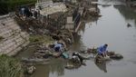 Warga China Ramai-ramai Cuci Koper Usai Terendam Banjir