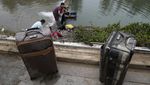 Warga China Ramai-ramai Cuci Koper Usai Terendam Banjir