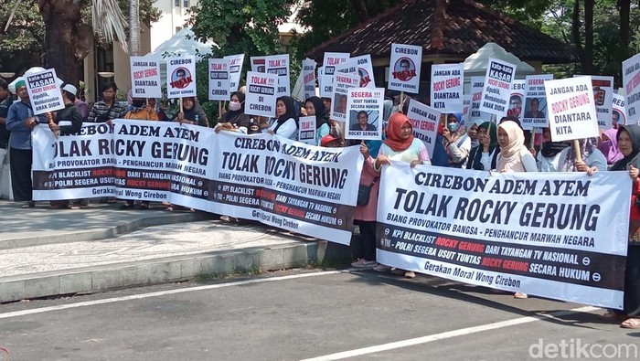 Warga Cirebon menggelar aksi unjuk rasa minta Rocky Gerung dihukum. Aksi digelar di depan kantor Bupati Cirebon, Selasa (8/8/2023).