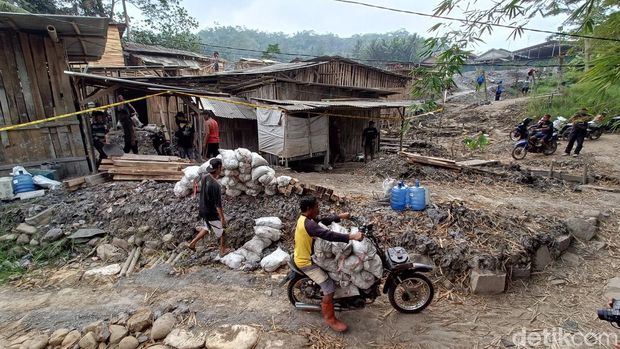 Warga membongkar bedeng yang terdapat sumur galian tambang emas ilegal di Desa Pancurendang, Kecamatan Ajibarang, Banyumas, Selasa (8/8/2023).