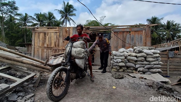 Warga Pancurendang, Banyumas, membawa pulang barang-barangnya dari lokasi penambangan yang ditutup pemerintah, Selasa (8/8/2023).