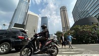 Dalam beberapa hari terakhir ini suhu udara di beberapa daerah ada yang mencapai 37 derajat Celcius.  