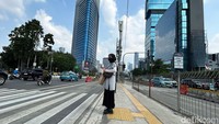 Suasana terik mentari di siang hari di Kota Jakarta, Selasa (8/8/2023).  