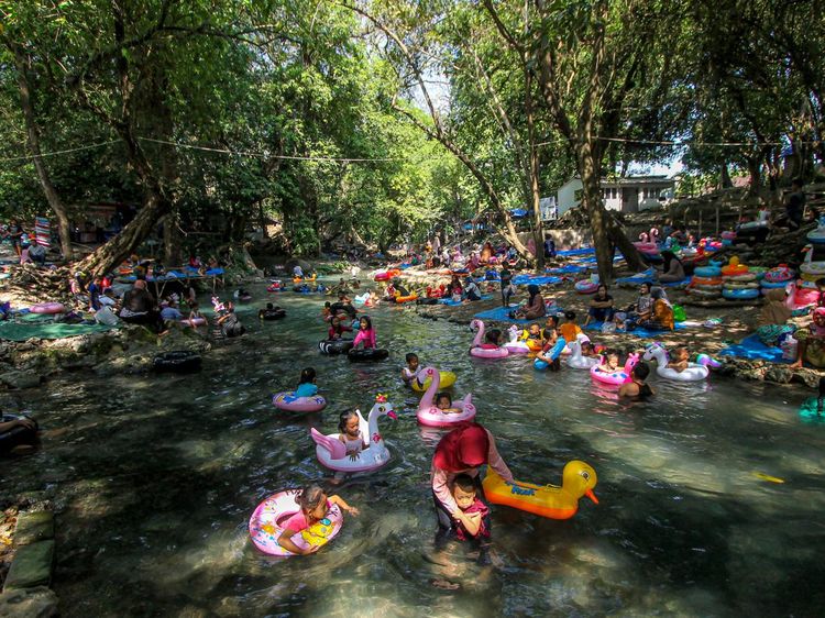 Ademnya Berenang di Pemandian Alam Grogolan Bojonegoro