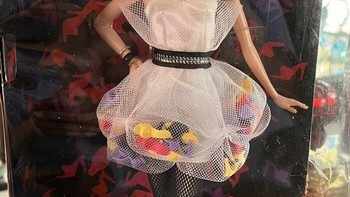 Boneka Barbie yang terobsesi dengan sepatu. Foto: ebay via Bored Panda
