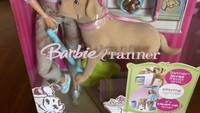 Barbie dengan bonus boneka anjing yang bisa buang pup (Foto: ebay via Bored Panda)