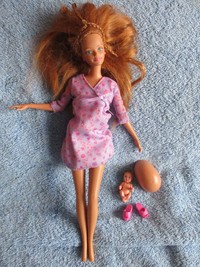 Boneka Barbie ada banyak jenisnya, berikut ini yang paling unik atau bisa dibilang aneh bagi sebagian orang. Mana yang paling mengernyitkan dahi?