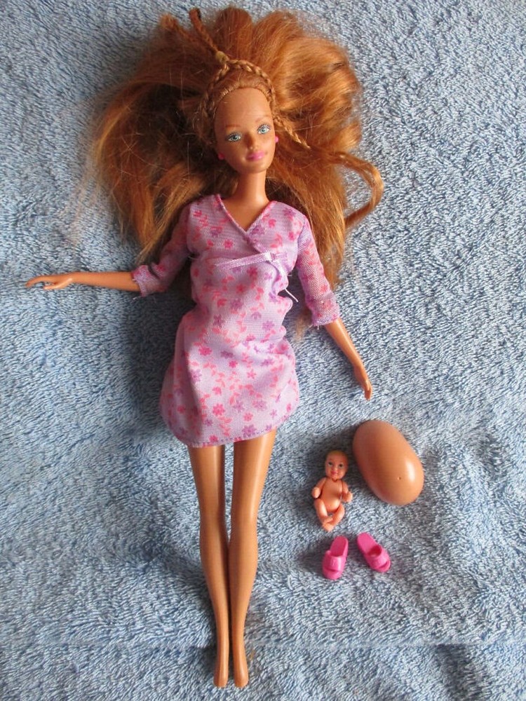 10 Boneka Barbie dan Ken Teraneh yang Pernah Ada Boneka Barbie ada banyak jenisnya, berikut ini yang paling unik atau bisa dibilang aneh bagi sebagian orang. Mana yang paling mengernyitkan dahi?