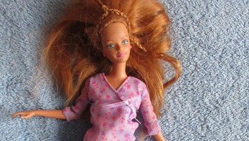 Midge adalah boneka hamil dengan perut buncit magnetik dan bayi baru lahir. Foto: ebay via Bored Panda