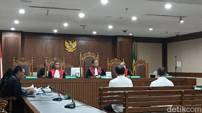 2 mantan pejabat PT KA Properti Manajemen atau KAI Properti dituntut 3 tahun penjara di kasus dugaan suap pengadaan dan pemeliharaan jalur kereta api. (Mulia Budi/detikcom)