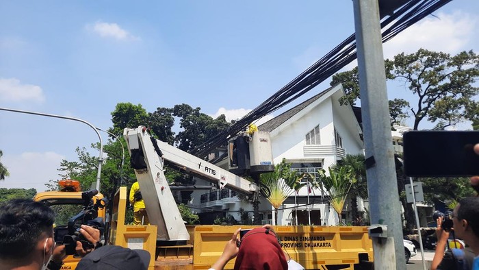 Ada Penertiban Kabel Optik di Menteng, Lalin Sempat Macet
