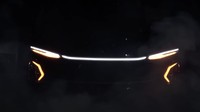 Video diawali dengan memperlihatkan siluet depan Adiputro Jetbus 5 yang sangat sporty dengan garis lampu DRL LED berwarna putih memanjang, dan lampu sein LED konsep sequential berwarna orange. Lampu DRL LED memanjang tersebut mengingatkan dengan desain Hyundai Stargazer dan desain lampu seinnya mirip bahasa desain dynamic shield-nya Mitsubishi. Foto: Dok. Adiputro