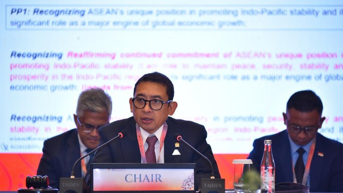 Sidang Komisi Politik dalam rangkaian Sidang Umum AIPA ke-44 di Jakarta telah digelar pada Selasa (8/8). Sidang yang dipimpin Ketua BKSAP DPR RI Fadli Zon itu membahas isu-isu politik, keamanan, dan perdamaian yang terjadi di regional ASEAN.