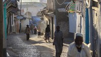 Orang-orang dari kota kuno Harar Jugol melakukan aktivitas paginya yang hampir tidak berubah selama lebih dari 400 tahun. Foto ini diambil pada 23 Desember 2013. Foto: Getty Images/itpow