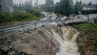 Pemandangan aliran sungai yang meluap di tepiannya, di Gran, Norwegia. Badai Hans dikategorikan sebagai peringatan cuaca merah di tenggara Norwegia. AP/Stian Lysberg Solum