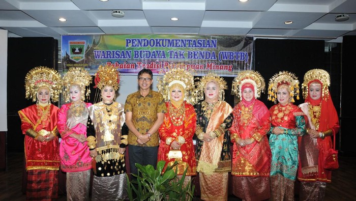 Baju adat sumatera barat