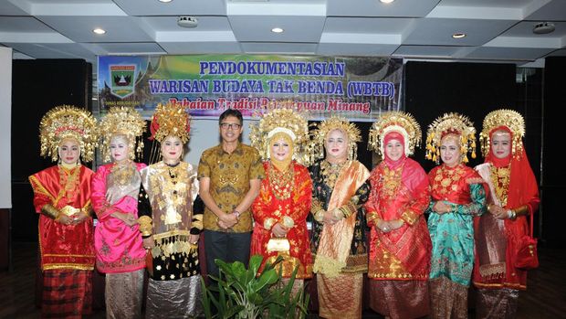 Baju adat sumatera barat
