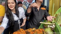 Kemudian, Denny Caknan menyuapkan nasi dengan lauk kambing tersebut ke sang ibu, ayah, sang istri Bella Bonita dan para penggemar yang hadir. Foto: detikcom/Riska Fitria