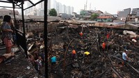 Kebakaran itu diduga akibat hubungan pendek arus listrik.  