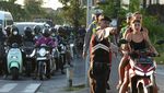 Berkendara Tanpa Helm, Bule-bule Ini Dihentikan Petugas