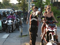 Bule Ngawur Terobos Trotoar Sampai Motor Lompat, Netizen: Rental Nangis