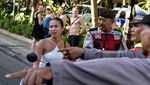 Berkendara Tanpa Helm, Bule-bule Ini Dihentikan Petugas