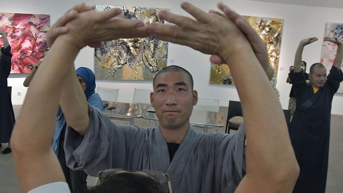 Sejumlah peserta mengikuti pelatihan meditasi pernafasan shaolin xiu cultural centre Indonesia di Art 1 New Museum, Jakarta, Selasa (8/8/2023). Sebanyak 7 biksu serta master kungfu shaolin dari sejumlah negara mengadakan pelatihan meditasi zhen qi, seni pernafasan qi gong dan kelas taichi selama kunjungannya di Indonesia. ANTARA FOTO/ Fakhri Hermansyah/Spt.