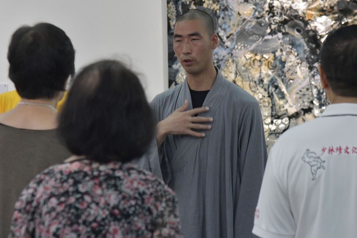 Sejumlah peserta mengikuti pelatihan meditasi pernafasan  shaolin xiu cultural centre Indonesia di Art 1 New Museum, Jakarta, Selasa (8/8/2023). Sebanyak 7 biksu serta master kungfu shaolin dari sejumlah negara mengadakan pelatihan meditasi zhen qi, seni pernafasan qi gong dan kelas taichi selama kunjungannya di Indonesia. ANTARA FOTO/ Fakhri Hermansyah/Spt.