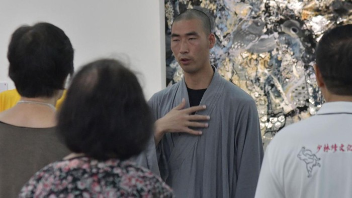 Sejumlah peserta mengikuti pelatihan meditasi pernafasan  shaolin xiu cultural centre Indonesia di Art 1 New Museum, Jakarta, Selasa (8/8/2023). Sebanyak 7 biksu serta master kungfu shaolin dari sejumlah negara mengadakan pelatihan meditasi zhen qi, seni pernafasan qi gong dan kelas taichi selama kunjungannya di Indonesia. ANTARA FOTO/ Fakhri Hermansyah/Spt.