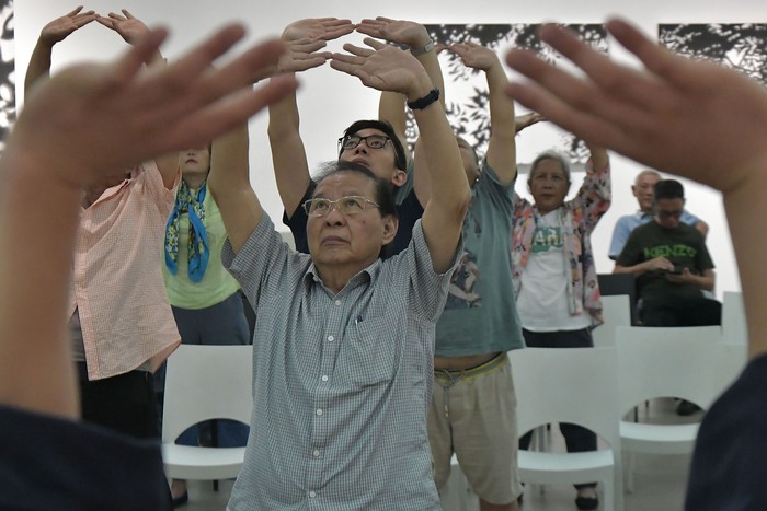 Sejumlah peserta mengikuti pelatihan meditasi pernafasan shaolin xiu cultural centre Indonesia di Art 1 New Museum, Jakarta, Selasa (8/8/2023). Sebanyak 7 biksu serta master kungfu shaolin dari sejumlah negara mengadakan pelatihan meditasi zhen qi, seni pernafasan qi gong dan kelas taichi selama kunjungannya di Indonesia. ANTARA FOTO/ Fakhri Hermansyah/Spt.