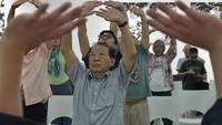 Dalam pelatihan, para biksu dan master kungfu melatih meditasi zhen qi, seni pernapasan qi gong, dan kelas taichi selama kunjungannya di Indonesia. Mayoritas dari pesertanya adalah kelompok lansia. (Foto: ANTARA FOTO/Fakhri Hermansyah)