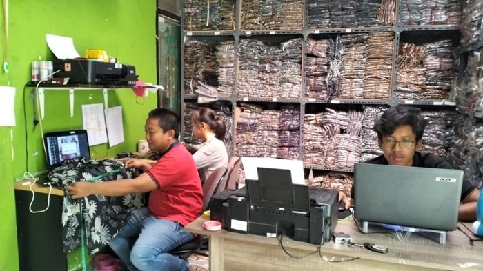 Bisnis batik Achmad Latief, pemilik Toko Zahra 27.