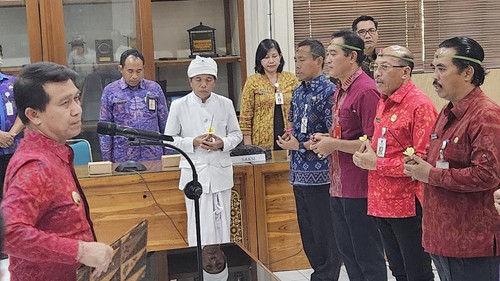 Bupati Klungkung I Nyoman Suwirta melakukan mutasi terhadap Kadisdukcapil I Komang Dharma Suyasa menjadi Staf Ahli Bupati Klungkung Bidang Ekonomi, Pembangunan, dan Keuangan, Rabu siang (9/8/2023). (Foto: Istimewa)