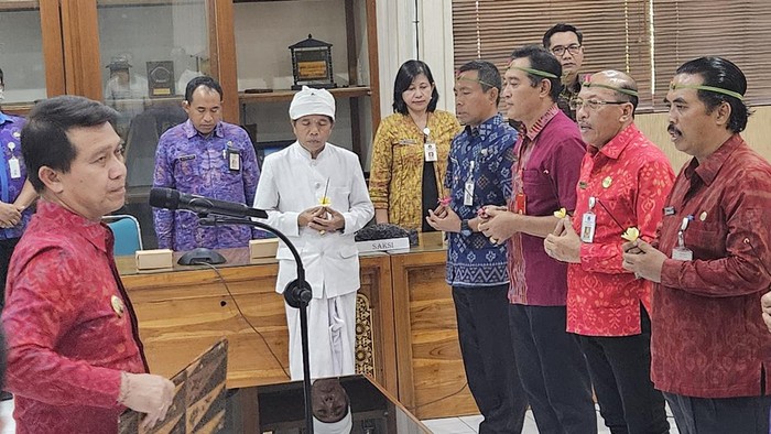 Bupati Klungkung I Nyoman Suwirta melakukan mutasi terhadap Kadisdukcapil I Komang Dharma Suyasa menjadi Staf Ahli Bupati Klungkung Bidang Ekonomi, Pembangunan, dan Keuangan, Rabu siang (9/8/2023). (Foto: Istimewa)
