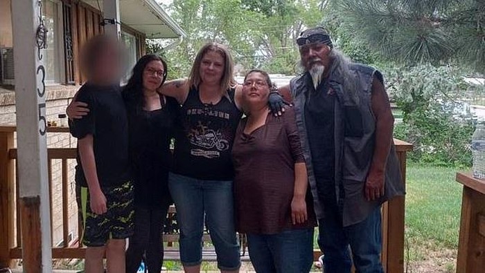 Christine Vance (kedua dari kiri) Rebecca Vance dan putra Rebecca yang berusia 14 tahun, ditemukan tewas awal Juli. Foto ini diambil hanya beberapa hari sebelum mereka berangkat untuk perjalanan musim panas tahun lalu. Saudara mereka, Trevala Jara, berada di tengah
