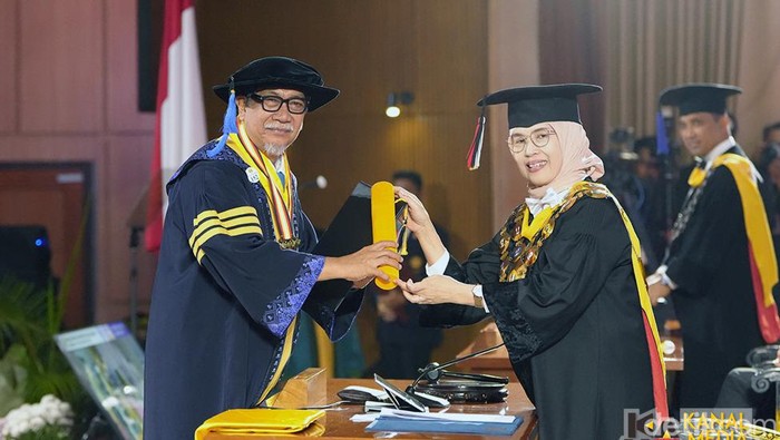 Deddy Mizwar dapat apresiasi sebagai lulusan paling senior dalam wisuda Unpad