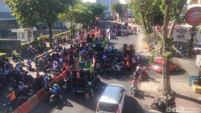 demo buruh di surabaya