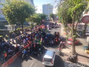 Pendemo Berhenti dan Bikin Macet Surabaya, Pengguna Jalan Perang Klakson