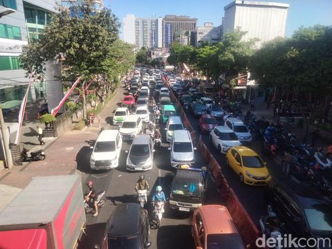 demo buruh di surabaya