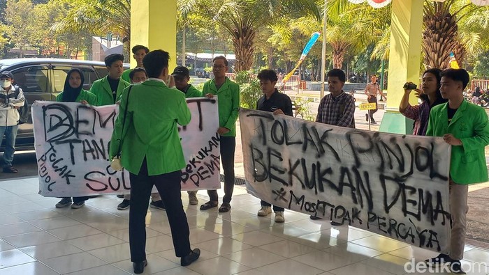 Demo mahasiswa di depan Rektorat UIN Raden Mas Said Solo, Rabu (9/8/2023).