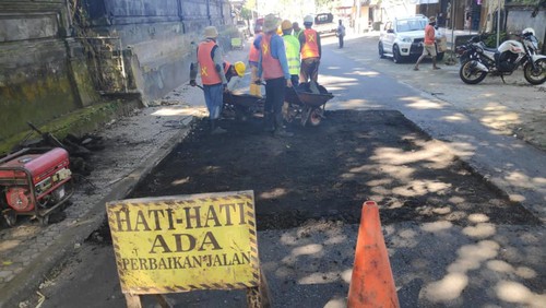 Dinas Penataan Ruang dan Kawasan Permukiman (PUPRKP) Klungkung melakukan perbaikan jalan di Banda-Banjarangkan, Rabu (9/8/2023).